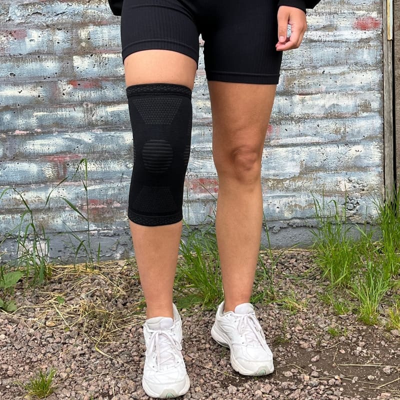 active-knaskydd-kompression-svart-utemiljo Active knäskydd kompression