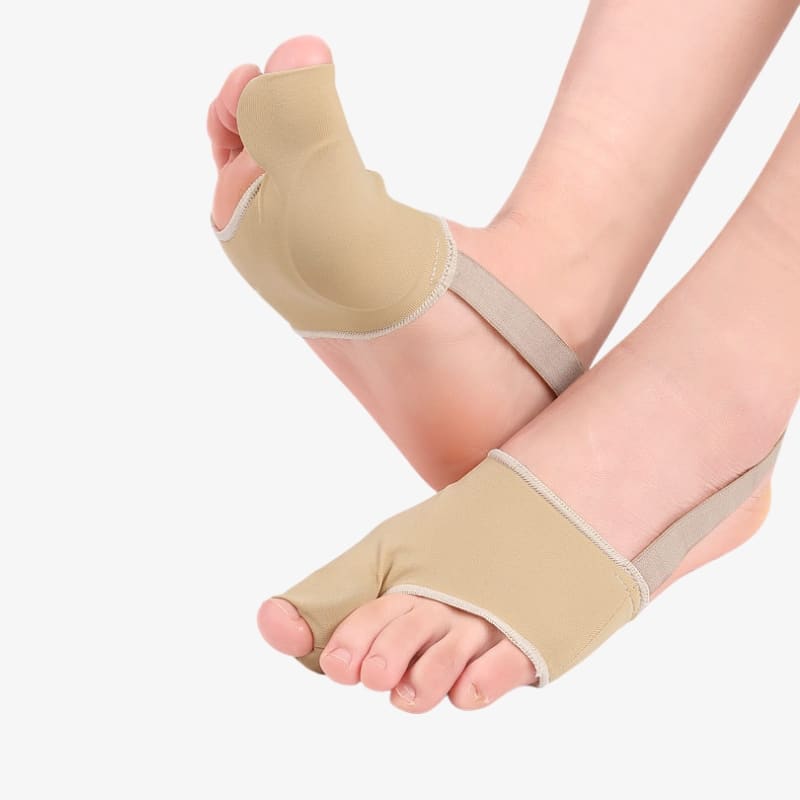 Hallux-valgus-textilstrumpa-med-taspridare-och-halband-pa-bada-fotterna-fran-sidan-800x800 Hallux valgus textilstrumpa med tåspridare och hälband