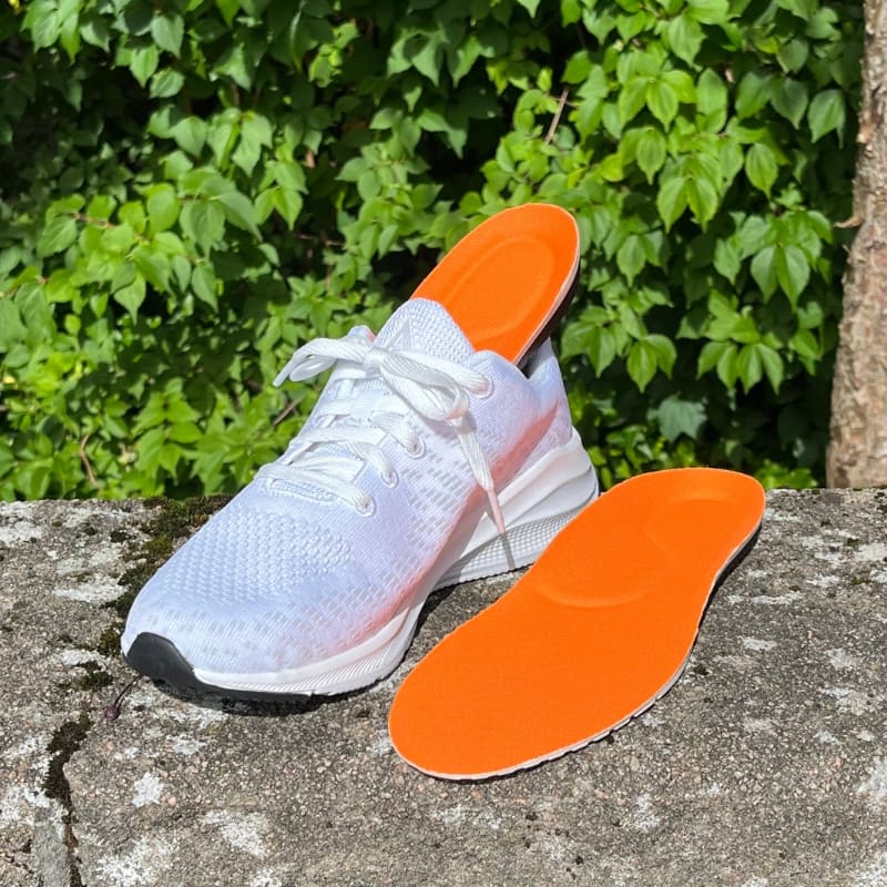 Ortopedisk-stötdämpande-sportsula-med-vita-skor-miljöbild-800x800 Ortopedisk stötdämpande sportsula med vita joggingskor