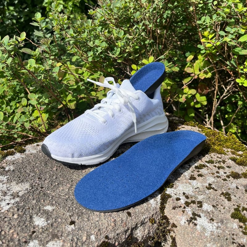 Ortopediskt-skoinlägg-mot-pronation-med-vita-skor-miljöbild-800x800.jpg Ortopediskt skoinlägg mot pronation med vita joggingskor