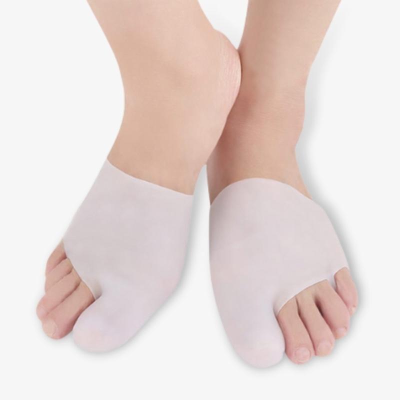 hallux valgus silikonstrumpa på båda fötterna framifrån och från sidan